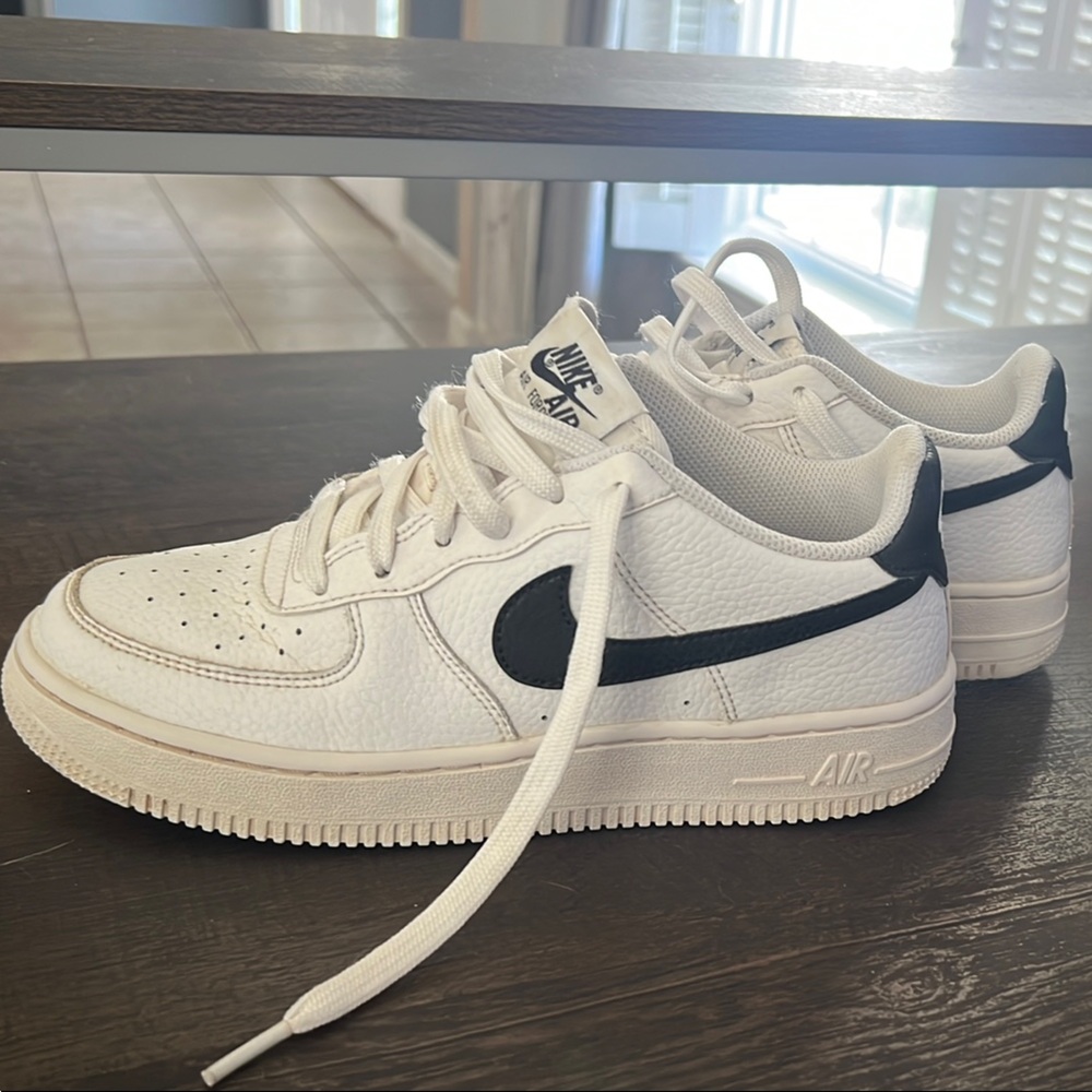 Nike White and Black Sneakers Classic Design, MENS 5.5, WOMANS 7, US KIDS 5.5